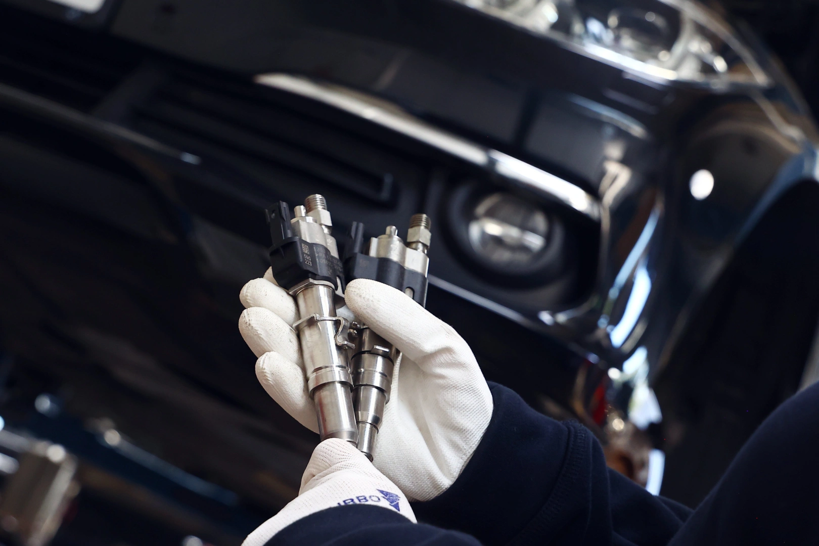 Wtryskiwacze benzynowe przygotowane do kontroli i porównania Dwa zdemontowane wtryskiwacze benzynowe przygotowane do testu parametrów i porównania wyników