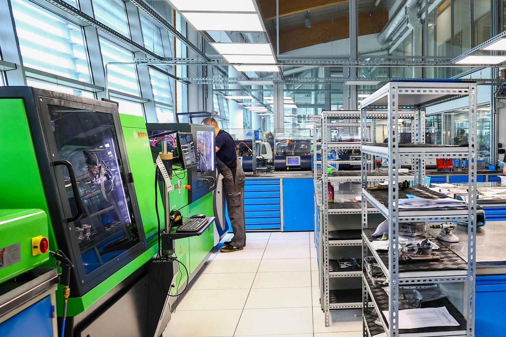 Nowoczesne zaplecze dla precyzyjnej realizacji usług Zaawansowane stanowiska techniczne zapewniające dokładność, powtarzalność i sprawną obsługę zleceń