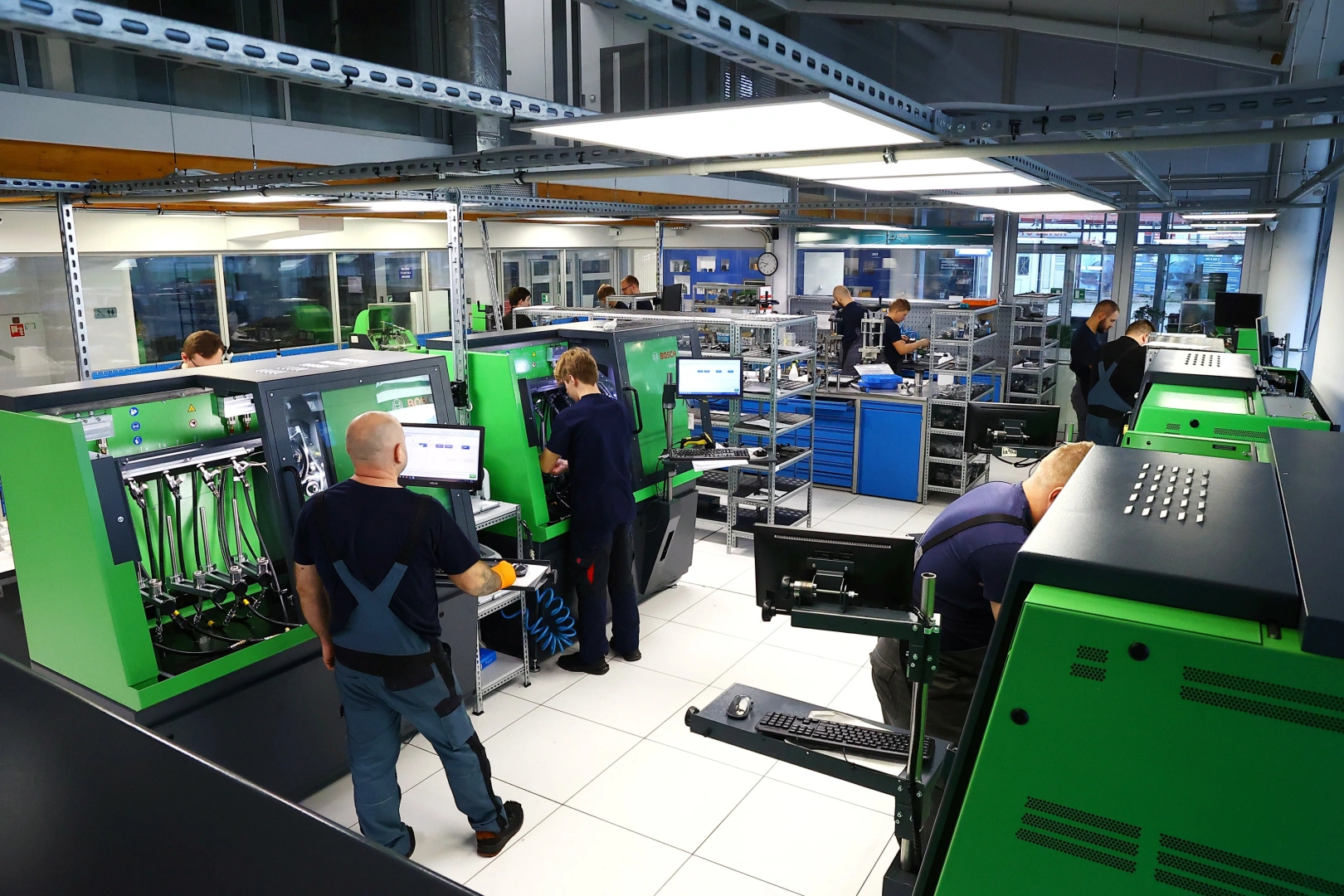 Pracownia Pawlik Diesel Service z technikami przy stanowiskach probierczych do badania aparatury wtryskowej.