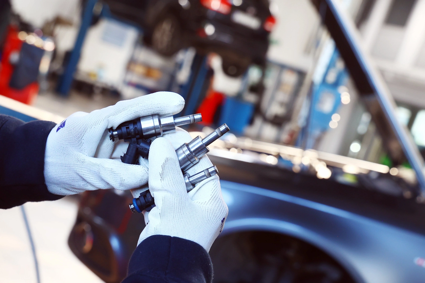 Wtryskiwacz benzynowy Renault Twingo III przygotowany do diagnostyki w pracowni