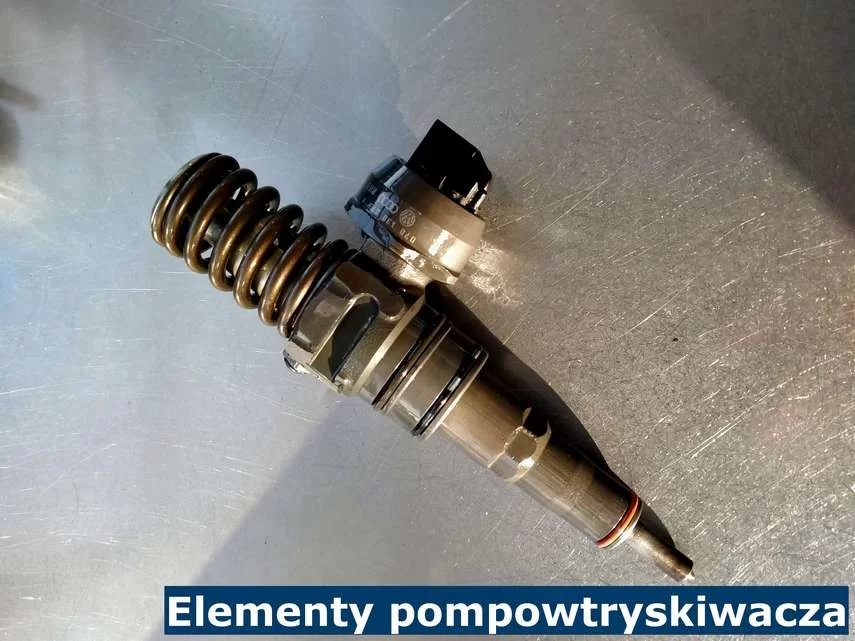 Elementy pompowtryskiwacza Pompowtryskiwacz przed rozbiórką na poszczególne części
