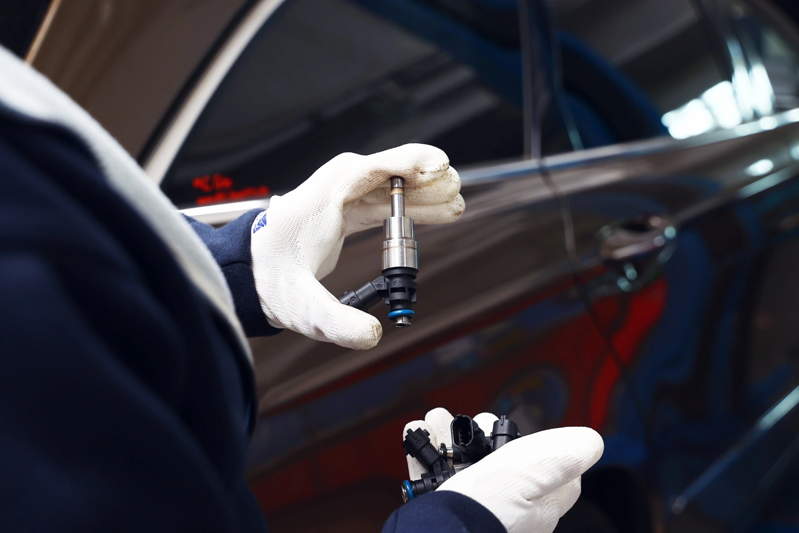 Identyfikacja wtryskiwacza Mercedes C-Class Dokładne oględziny wymontowanego wtryskiwacza benzynowego Mercedes C-Class przed badaniem