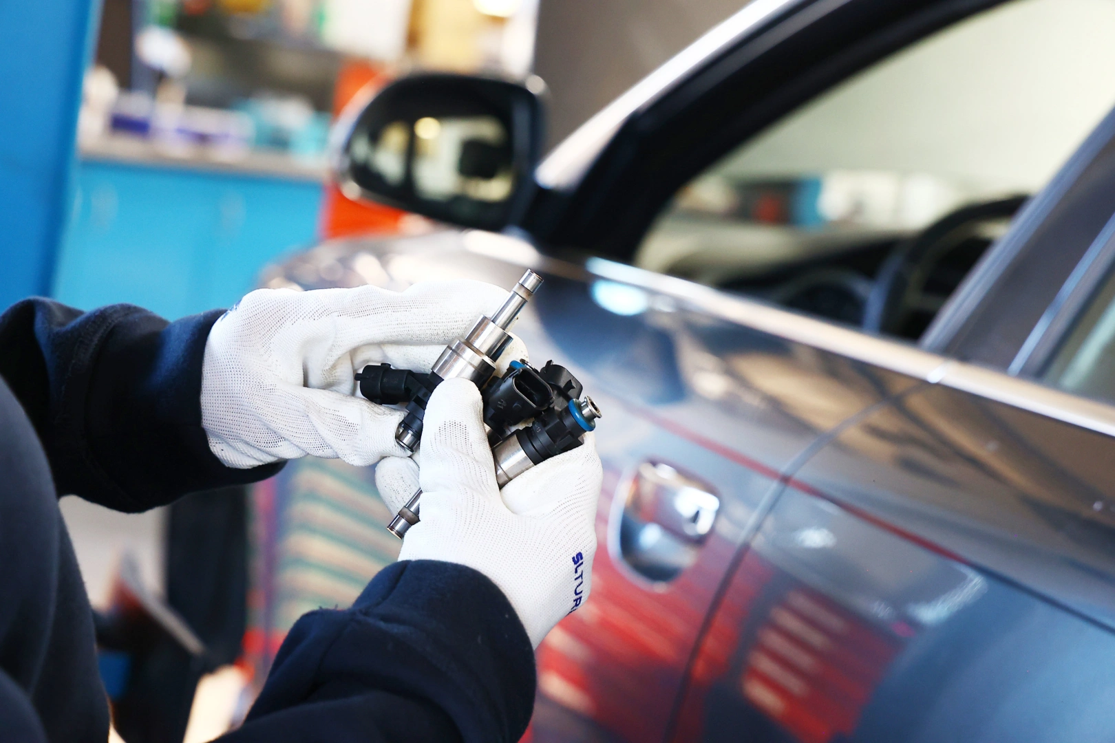 Zbliżenie końcówki wtryskiwacza benzynowego Renault Megane IV