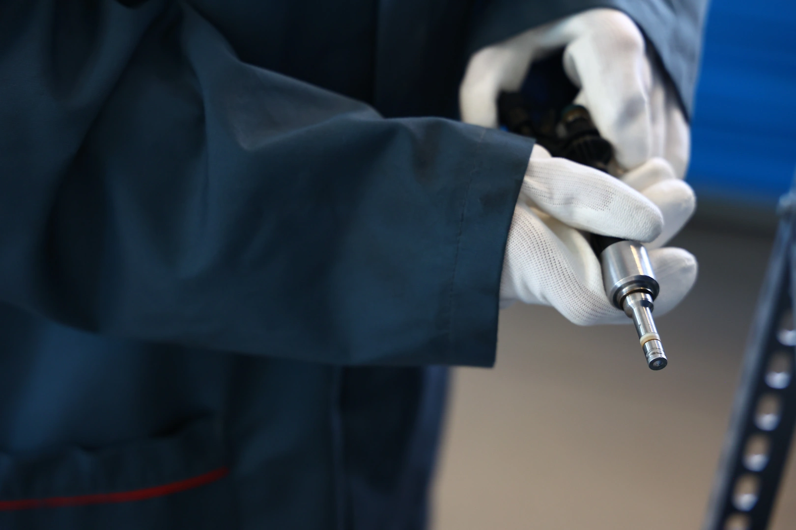 Końcówka wtryskiwacza MPI Opel Corsa D Zbliżenie rozpylacza wtryskiwacza benzynowego przed diagnostyką