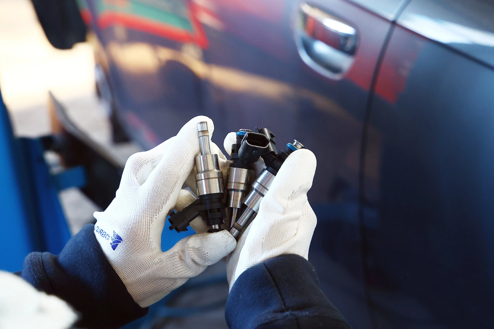 Ocena końcówki wtryskiwacza Opel GT 2.0 Turbo Końcówka bezpośredniego wtryskiwacza benzynowego przygotowana do kontroli rozpylania i szczelności