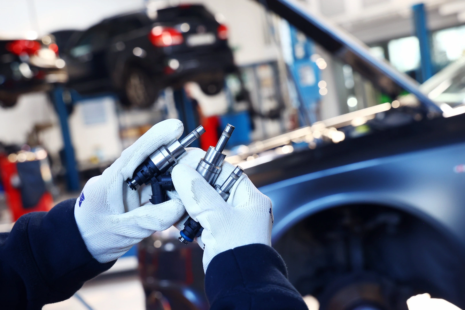 Ocena pracy końcówki wtryskiwacza Opel Zafira Tourer Zbliżenie końcówki wtryskiwacza kontrolowanej pod kątem szczelności i rozpylania