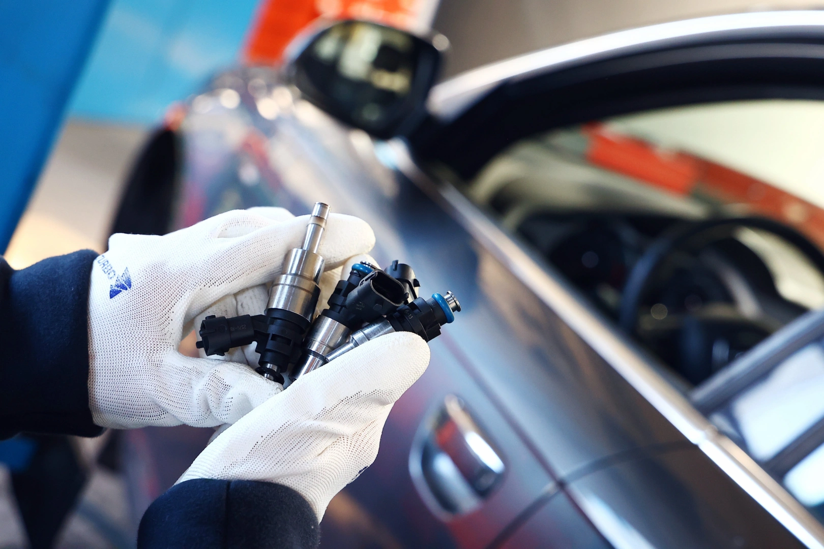 Kontrola wyrównania wtryskiwaczy Opel Monterey po czyszczeniu Benzynowy wtryskiwacz MPI PFI podczas końcowej kontroli dawkowania po procesie czyszczenia