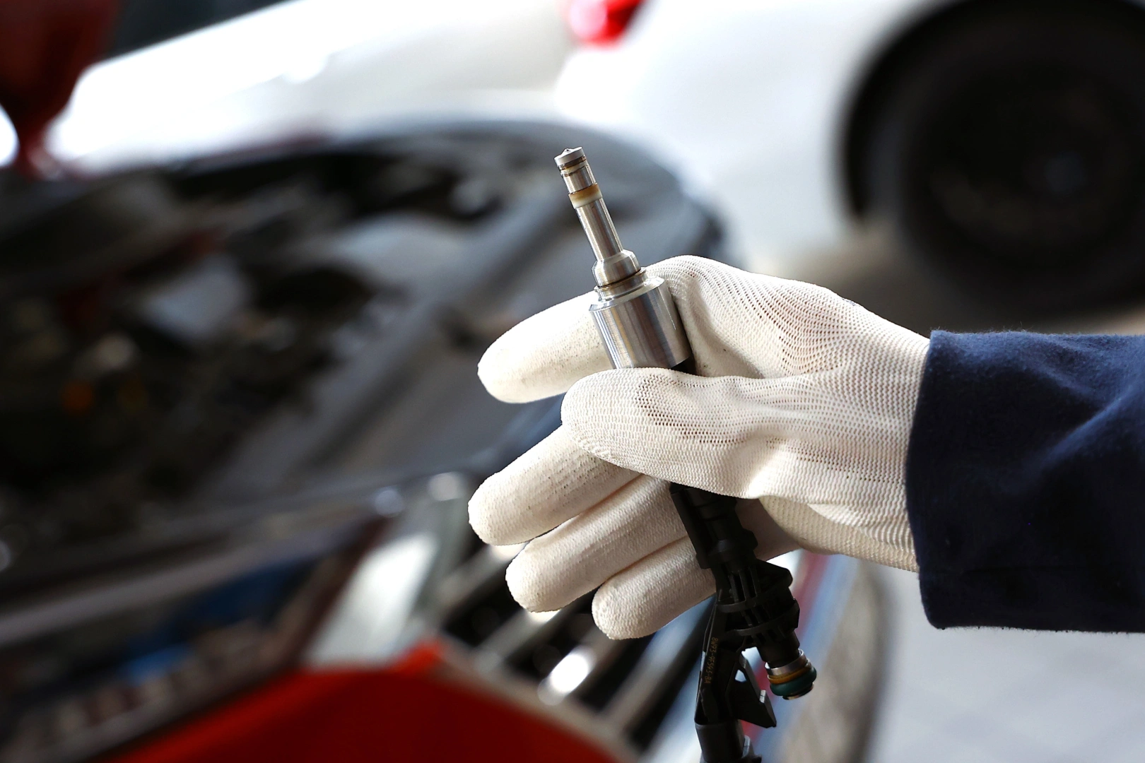 Kontrola końcówki wtryskiwacza Opel Vectra B Zbliżenie części rozpylającej benzynowego wtryskiwacza MPI