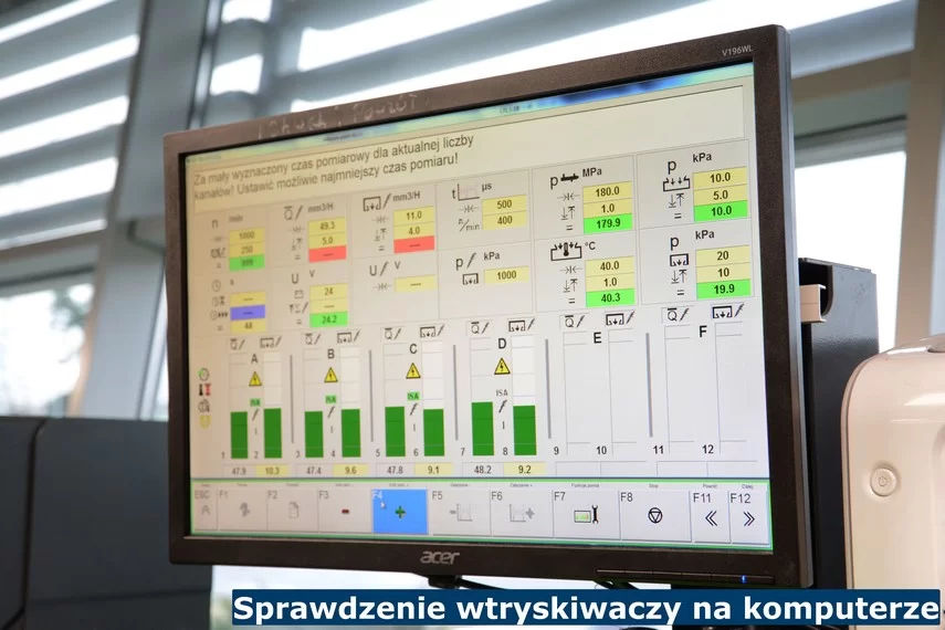 Komputer diagnostyczny z wynikami badań wtryskiwacza