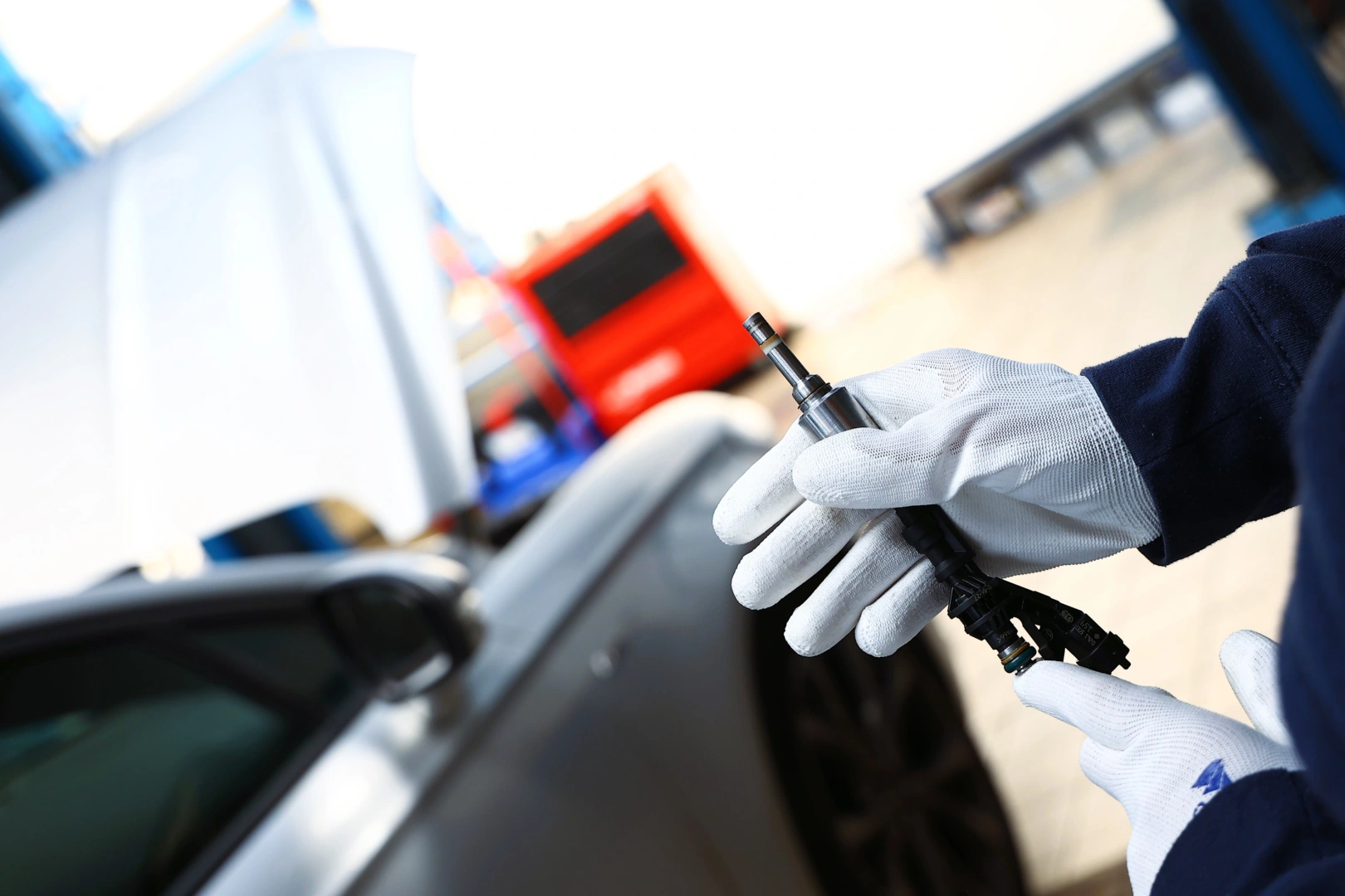 Wtryskiwacz MPI Opel Corsa D przed badaniem Wtryskiwacz benzynowy pośredniego wtrysku podczas kontroli przed testem