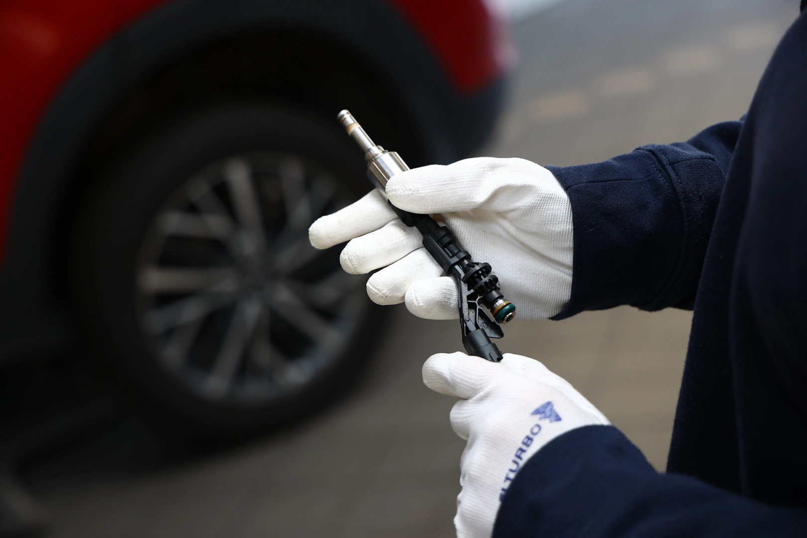 Kontrola wtryskiwacza benzynowego Opel Astra G po serwisie Wtryskiwacz benzynowy podczas kontroli po wykonaniu czynności serwisowych