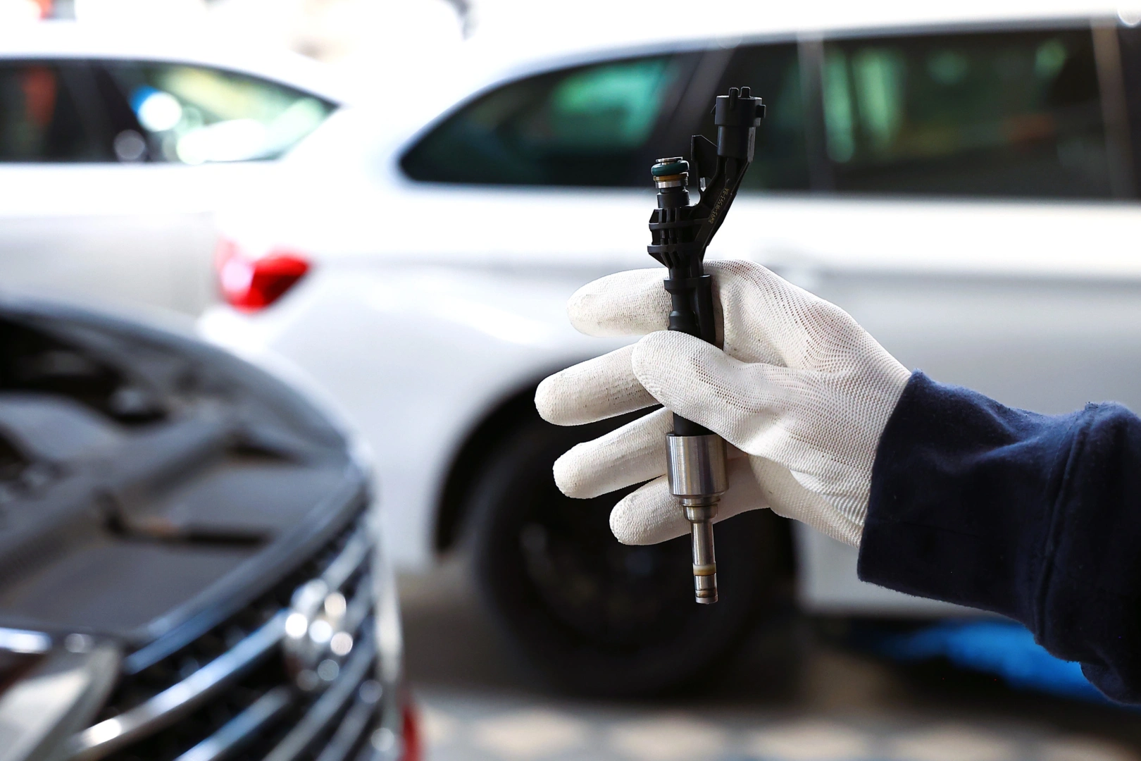 Kontrola końcówki wtryskiwacza GDI Opel Astra K Zbliżenie końcówki wtryskiwacza benzynowego podczas kontroli technicznej