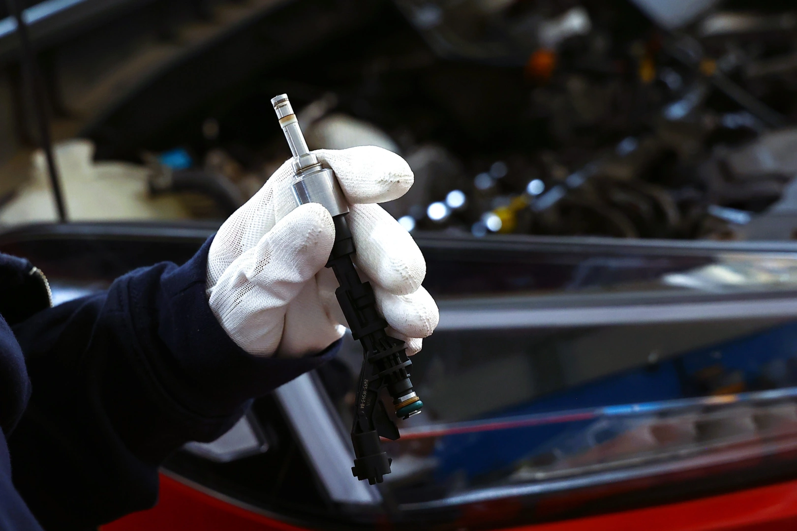 Kontrola parametrów wtryskiwacza Opel Astra H Wtryskiwacz benzynowy oglądany przed ponownym testem parametrów