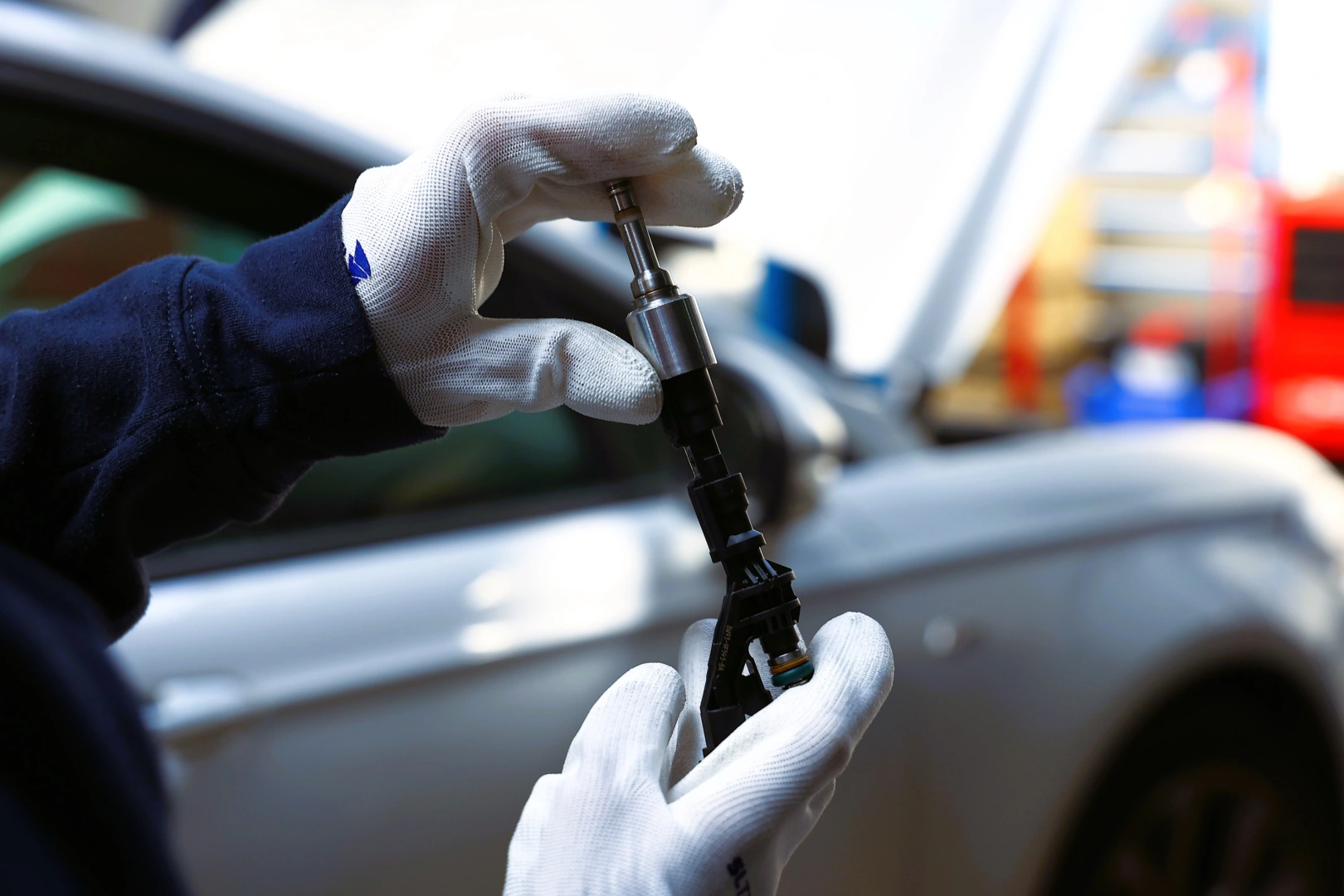 Wtryskiwacz Opel Astra J przed testem końcowym Zbliżenie na wtryskiwacz benzynowy przygotowany do ponownego badania