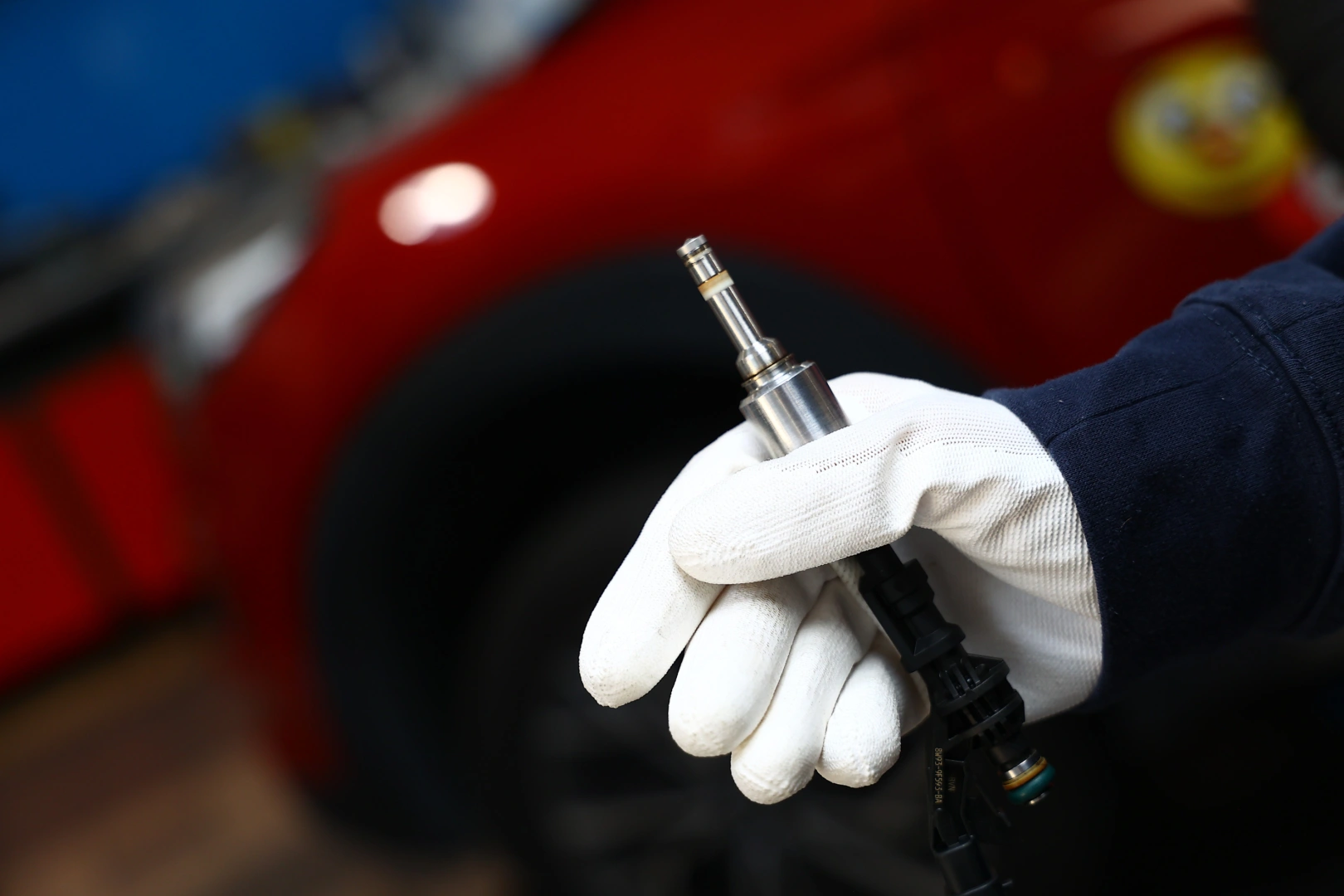 Kontrola wtryskiwacza Opel Corsa D po czyszczeniu Wtryskiwacz benzynowy MPI przygotowany do ponownego testu parametrów
