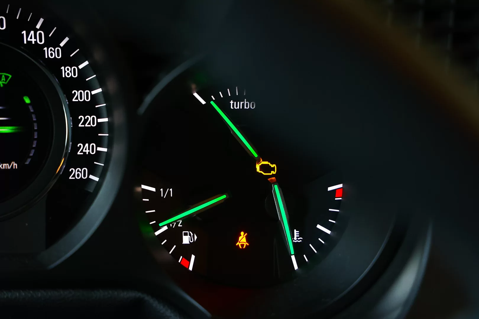 Kontrolka Check Engine na desce rozdzielczej