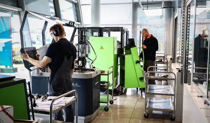 Jakie korekty wskazują na uszkodzony pompowtryskiwacz?