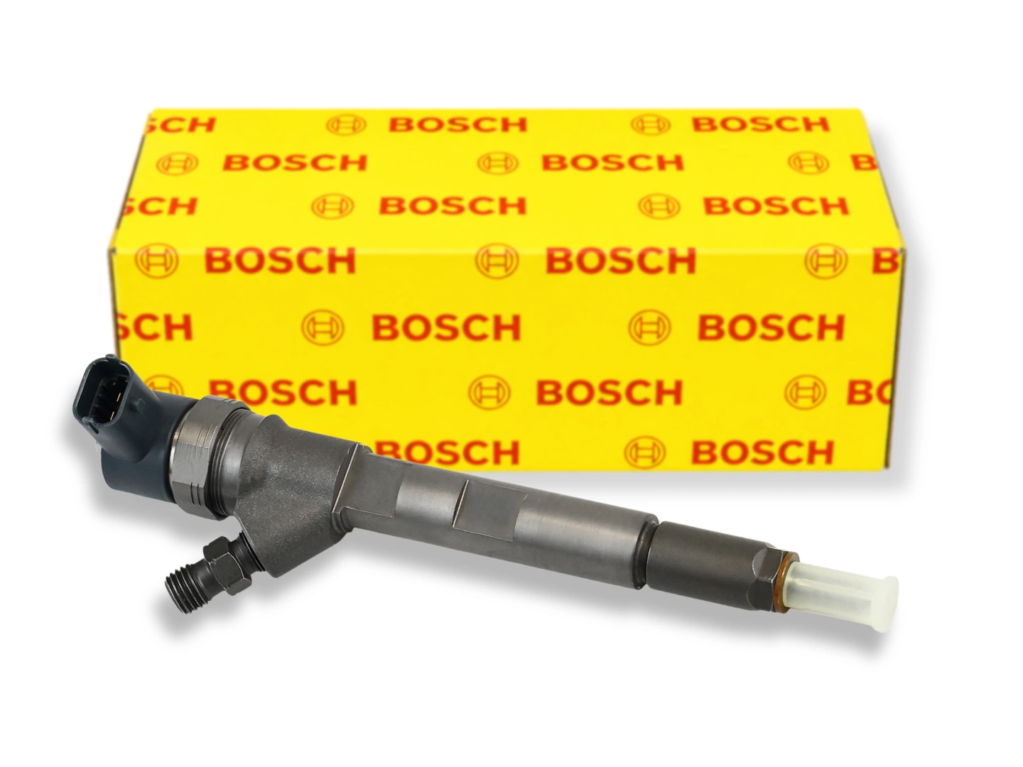 Dwa wtryskiwacze Bosch 0445110059 ułożone naprzeciwko siebie na jasnym tle