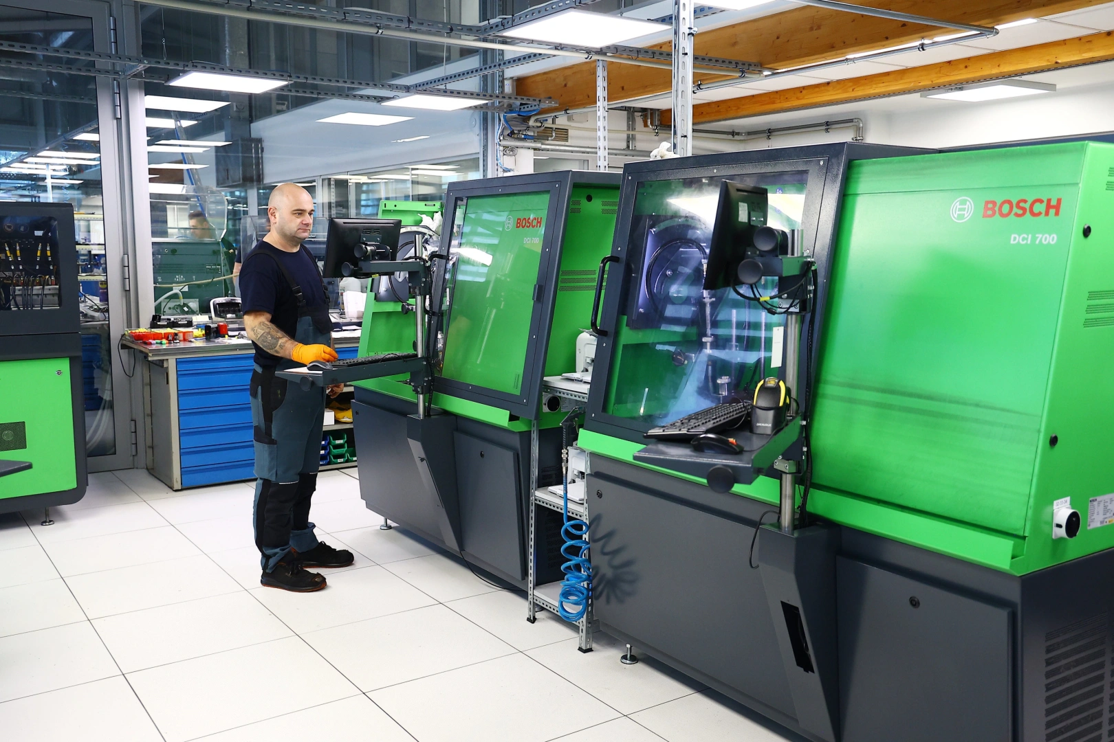 Bosch DCI 700 – testy wtryskiwaczy Common Rail Technik Pawlik Diesel Service przy stanowiskach Bosch DCI 700 do badania wtryskiwaczy Diesla Common Rail.