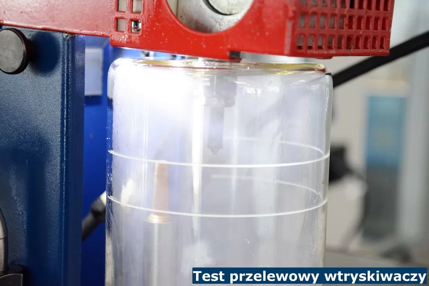 Wtryskiwacz Common Rail podczas testu przelewowego