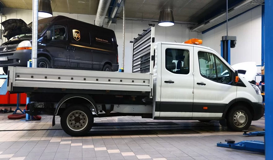 Do czego służy elektrozawór w pompie wtryskowej?