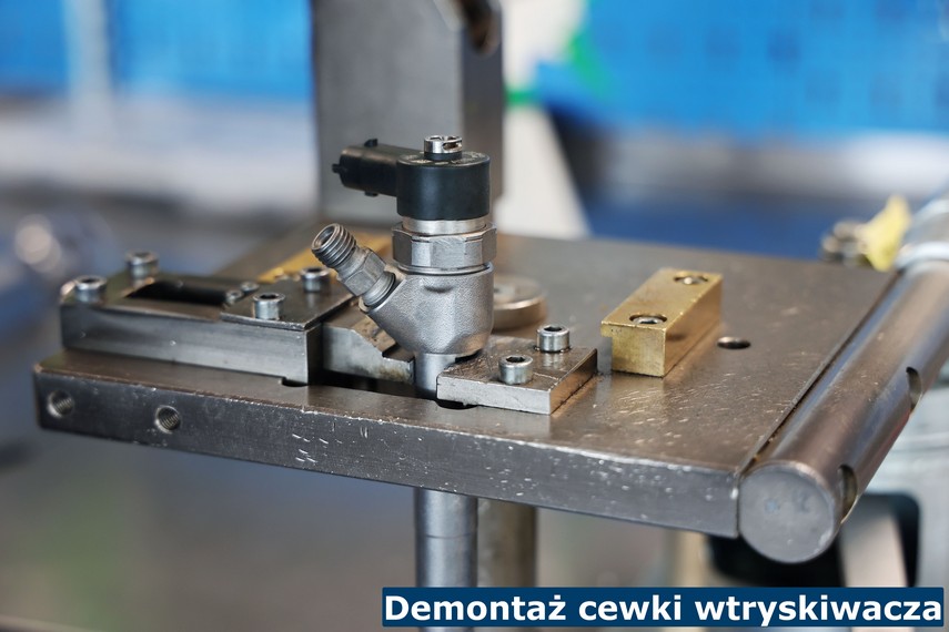 Demontaż cewki wtryskiwacza Demontaż cewki wtrysku