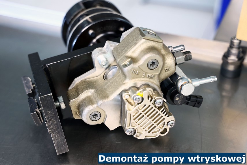 Demontaż pompy wtryskowej Demontaż pompy wtryskowej w Dieslu
