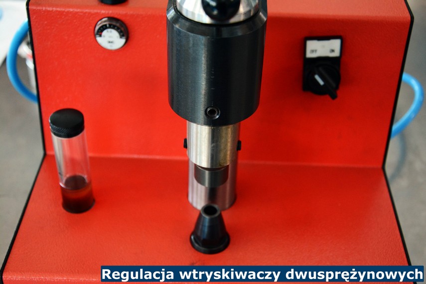 Wtryskiwacz poddawany regulacji 