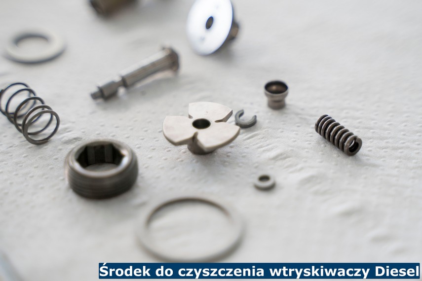 Środek do czyszczenia wtryskiwaczy Diesel Wtryskiwacz rozłożony na części podczas czyszczenia