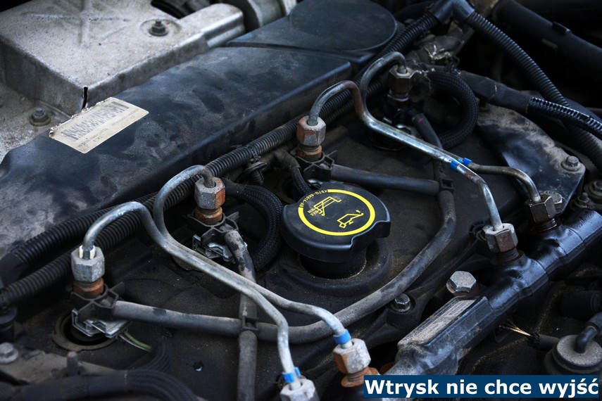 Wtrysk nie chce wyjść Wtryskiwacze pod maską samochodu